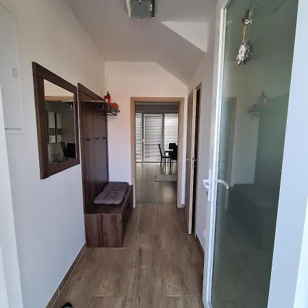 Appartamento Flower Apartman